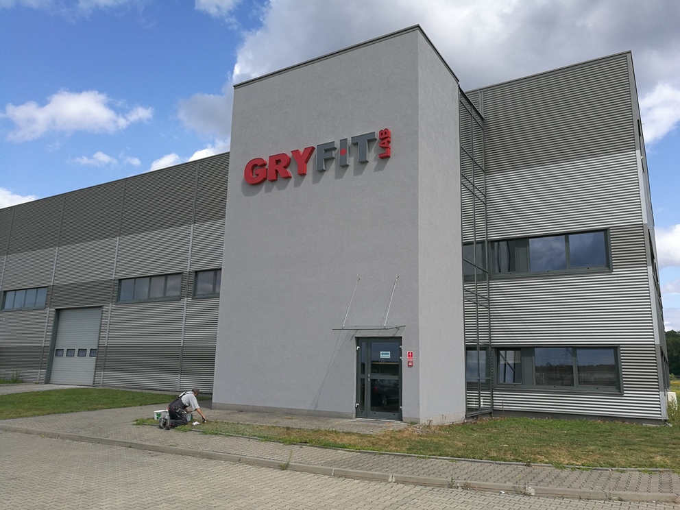 Budynek po czyszczeniu i malowaniu – odświeżona elewacja